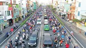 Frequent congestion on Nguyen Van Cu Bridge in HCMC. (Photo: SGGP)