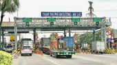 An Suong – An Lac Toll Plaza in Ho Chi Minh City has launched an ETC system, yet all lanes allow both marked and unmarked vehicles. (Photo: SGGP)