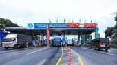 On July 22, the ETC system with 13 new lanes was launched on Cau Gie – Ninh Binh expressway, increasing the total ETC stations to 28 at the three plazas of Vuc Vong, Liem Tuyen, and Cao Bo. (Photo: VNA)