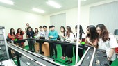 Students in the International University (member of Vietnam National University – HCMC) in their practice lesson. (Photo: SGGP)