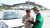 The staff on Phap Van – Cau Gie Expressway is helping vehicle drivers to open a traffic account and install an ETC card onto the vehicle. (Photo: SGGP)