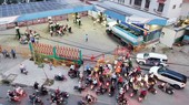 The public are waiting to buy petrol at Trung Son gas station. (Photo: SGGP)