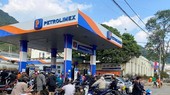 People are waiting to buy petrol at a gas station in Moc Chau District of Son La Province