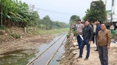 Checking the status of railway corridor encroachment around Nghia Dan Station (Photo: Nghe An Newspaper)