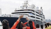 Welcoming international passengers on a ship at Bach Dang Wharf. (Photo: SGGP)