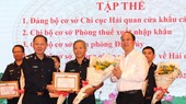 Deputy Secretary of the HCMC Party Committee Nguyen Ho Hai is delivering awards to outstanding organizations and individuals of the year
