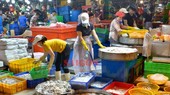 Traders in Binh Dien Wholesale Market on January 15. (Photo: SGGP)