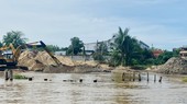 A sand exploitation site along Hau River in An Giang Province suffers from serious landslide.