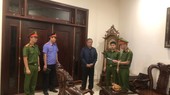 The police are reading the prosecution and detaining decision to Doan Quang Vinh last night