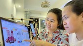 Customers are learning about online purchasing. (Photo: SGGP)
