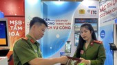 Officers of the Police Department for Administrative Management of Social Order are demonstrating the use of products in the digital payment ecosystem.