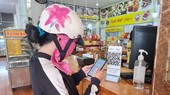 Paying via a QR code helps to reduce time and minimizes personal information leaks (Photo: SGGP)