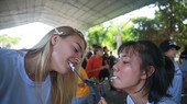 Các VĐV bóng chuyền...chơi trò chơi dân gian Việt Nam tại khu du lịch Phú Điền. Ảnh: Dũng Phương