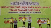 Ban tổ chức trao giải cho lứa tuổi U11. Ảnh: Dũng Phương