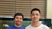 “Hắc ưng” Đinh Hồng Quân (phải) thọ giáo Manny Pacquiao trước trận bảo vệ đai IBF châu Á
