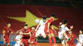 U21 Việt Nam (áo trắng) giành chiến thắng dễ dàng trước đàn em U19 Việt Nam. Ảnh: DŨNG PHƯƠNG
