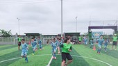 Cô trò Văn Thị Thanh trên sân tập. Ảnh: Anh Trần