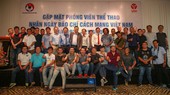 Lãnh đạo VFF, VPF chụp ảnh lưu niệm cùng các phóng viên tại buổi gặp mặt. Ảnh: DŨNG PHƯƠNG