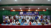 Đại diện các đội tham dự chụp hình lưu niệm cùng BTC. Ảnh: ANH TRẦN