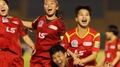 Huỳnh Như, Hoài Lương, Bích Thùy vui mừng sau trận đấu. Ảnh: DŨNG PHƯƠNG