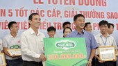 HLV Châu Đức Thành thay mặt toàn đội nhận phần thưởng từ ông Lê Nguyên Hòa