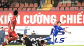 Tình huống phạm lỗi của Văn Toản dẫn đến quả phạt 11m cho đội khách vào cuối trận. Ảnh: MINH HOÀNG