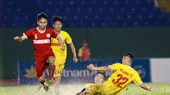 SLNA (áo đỏ) vượt qua Hà Nội trong trận "thủy chiến"