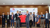 Lãnh đạo VFF trao tặng áo đội tuyển cho nhà tài trợ. Ảnh: VFF