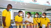Kiatisak cùng các đại diện đội bóng phố núi tham quan ngôi nhà dinh dưỡng Nutifood