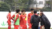 Thầy trò đội tuyển trên sân tập ngày 17-1
