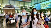 Thanh Nhã và Hải Yến tại sân bay Tân Sơn Nhất. Ảnh: DŨNG PHƯƠNG
