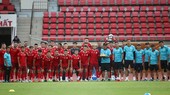 Các cầu thủ tặng bánh mừng sinh nhật HLV Trần Minh Chiến trước buổi tập. Ảnh: HCMC FC