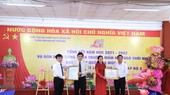 Ông Lê Thanh Toàn – Phó Chủ tịch UBND Thành phố Thủ Dầu Một trao Bằng công nhận trường Mầm non đạt chuẩn Quốc gia mức độ 2 của UBND tỉnh Bình Dương