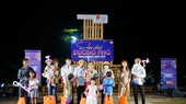 Ông Đỗ Văn Phùng-Giám đốc trung tâm hổ trợ TNCN và Lao động trẻ Tỉnh đại diện ban tổ chức trao tặng 10 phần quà cho gia đình là người dân tại thành phố mới Bình Dương khi tham gia chương trình