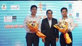 Ban tổ chức giải tặng hoa cám ơn các nhà tài trợ