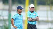 HLV Trương Việt Hoàng trên sân tập ngày 23-8. Ảnh: HCMC FC