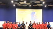 12 HLV tham dự khoá học (áo đỏ) chụp ảnh lưu niệm cùng các giảng viên