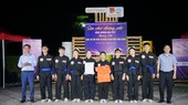 Ông Đỗ Văn Phùng – Giám đốc(bìa phải) và Ông Mai Văn Tiến- Phó Giám Đốc (bìa trái) Trung tâm hỗ trợ thanh niên công nhân và Lao động trẻ tỉnh trao giải suất xắc cho CLB Thiếu Lâm Long Phi