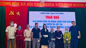 Ca sĩ Tố My cùng những người bạn đến với đồng bào tỉnh Quảng Nam gặp khó khăn sau bão Noru