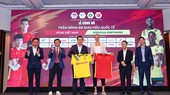 Lãnh đạo VFF và đại diện CLB Dortmund trao áo thi đấu