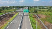 Degrading, narrow cross-province roads plague Mekong Delta economy