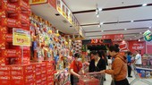 Một người dân lựa chọn giỏ quà Tết tại siêu thị Big C