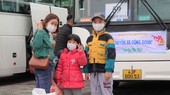 Nụ cười của những người lao động về quê đón Tết. Ảnh: XUÂN QUỲNH