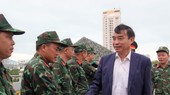 Ông Lê Trung Chinh, Chủ tịch UBND TP Đà Nẵng thăm hỏi, động viên cán bộ, chiến sĩ đang làm nhiệm vụ tại "trận địa" pháo hoa cầu Nguyễn Văn Trỗi
