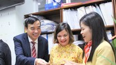 Ông Lê Trung Chinh, Chủ tịch UBND TP Đà Nẵng động viên đội ngũ cán bộ, công chức làm việc tại bộ phận Một cửa nhân ngày đầu năm mới