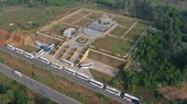 Một đoàn xe du lịch đến tham quan Công viên văn hóa khu chiến tích Gò Hà