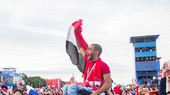 World Cup đã kết nối những con người xa lạ có chung tình yêu bóng đá lại với nhau. Ảnh: CNN