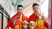Lê Hồng Quân và Trần Đức Danh đoạt HCB đôi nam. Ảnh: DŨNG PHƯƠNG