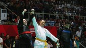 Nguyễn Văn Trí (trái) giành HCV đối kháng đầu tiên cho pencak silat Việt Nam.
