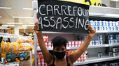 Một người biểu tình ở siêu thị Carrefour. Ảnh: TTXVN/AFP